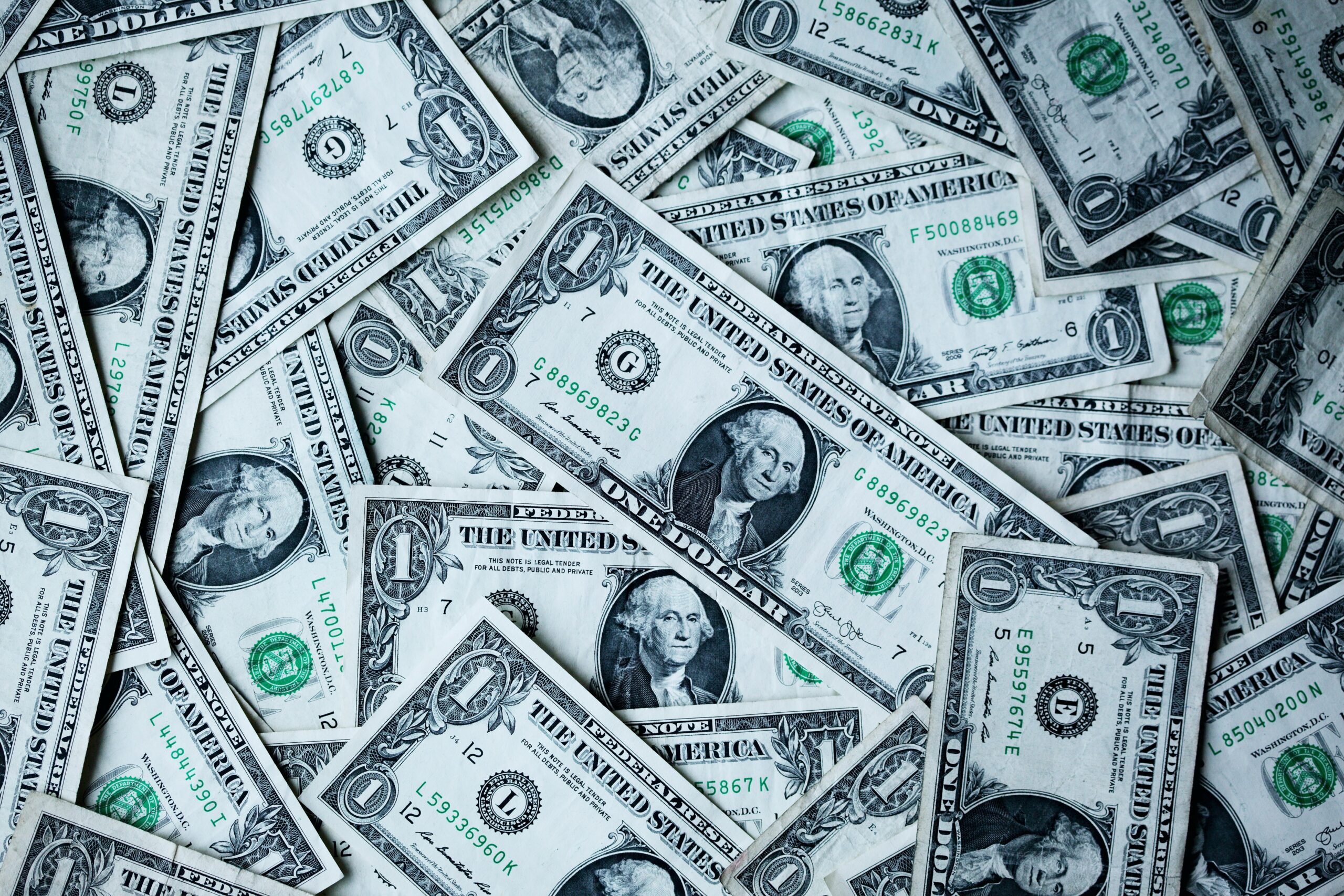 補助金活用のポイントをチェックリストで確認しているイメージ