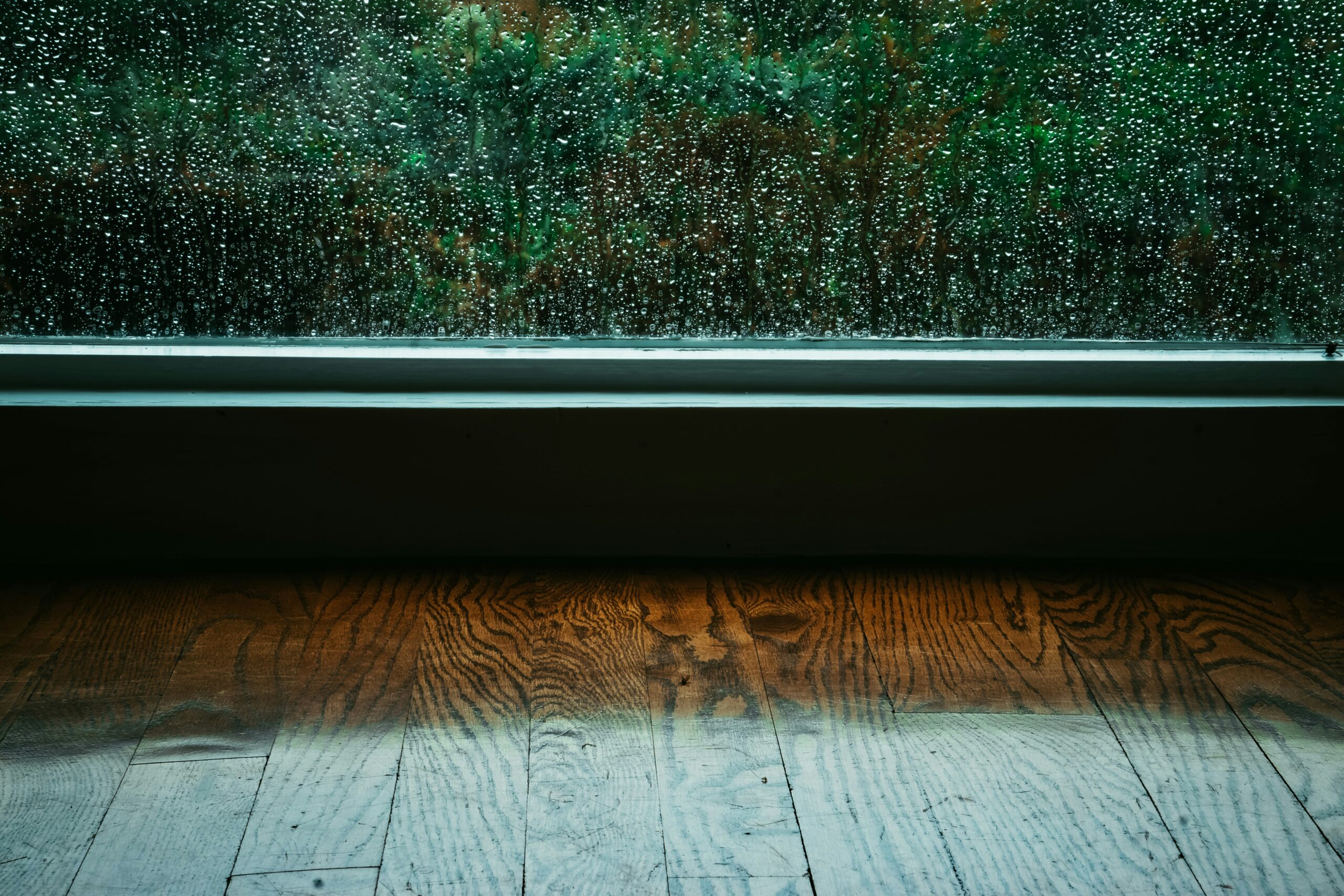 梅雨の窓辺のイメージ