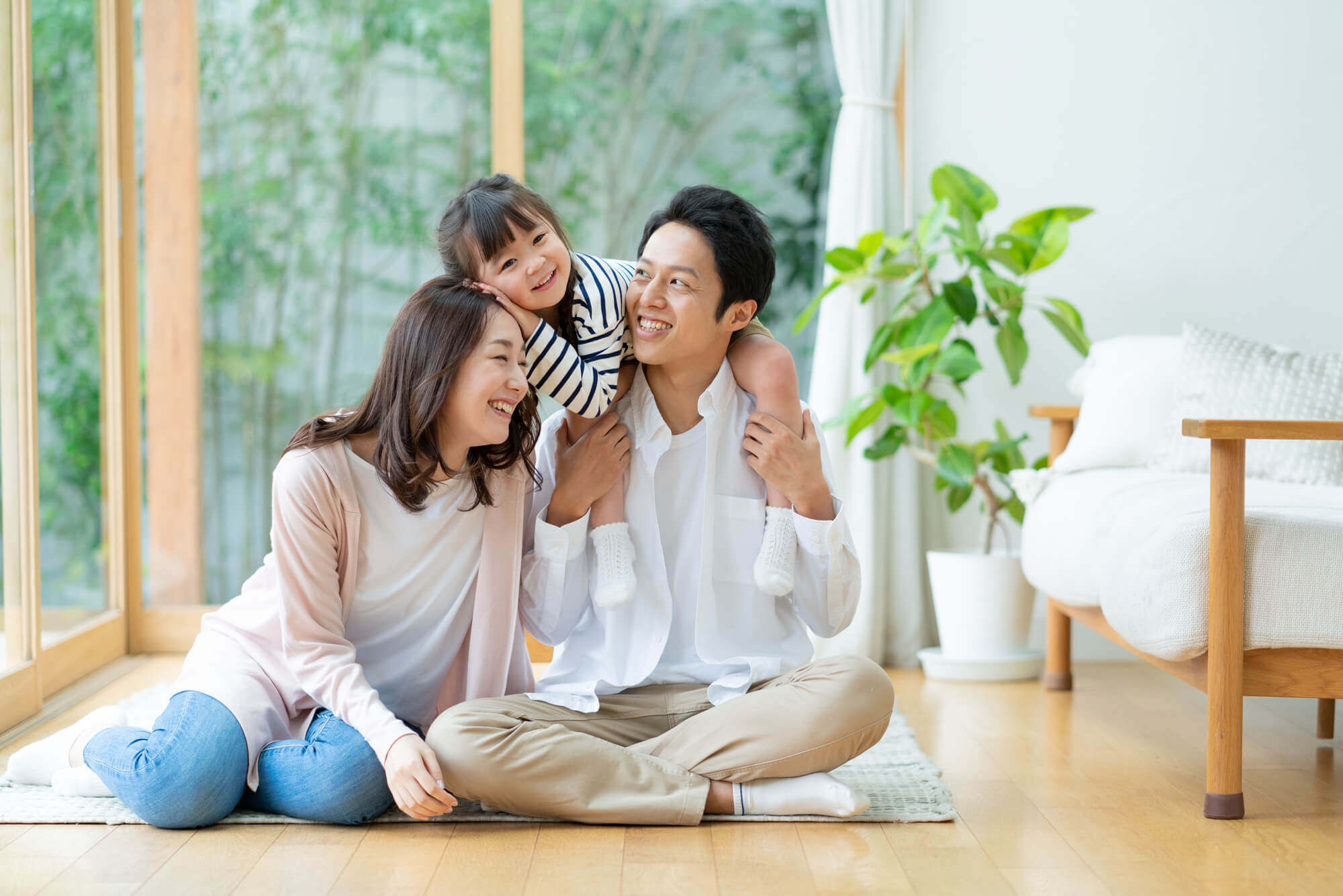 フローリングの床に座っている家族写真