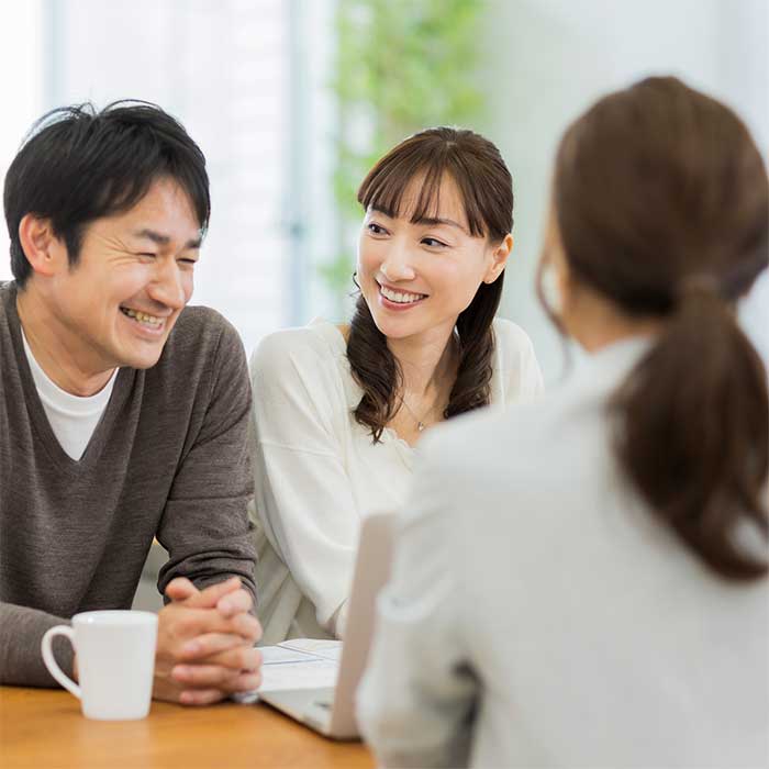 施工の範囲を確認する夫婦