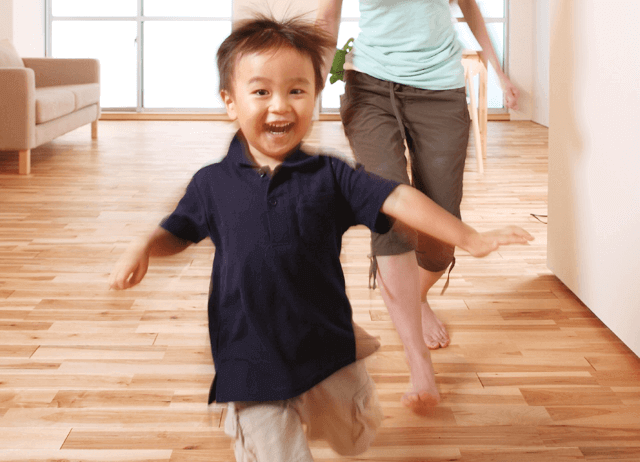 フロアコーティング施工した室内を走る子ども